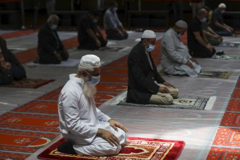 COVID-19: MUÇULMANOS REGRESSAM À MESQUITA CENTRAL DE LISBOA COM NOVAS REGRAS