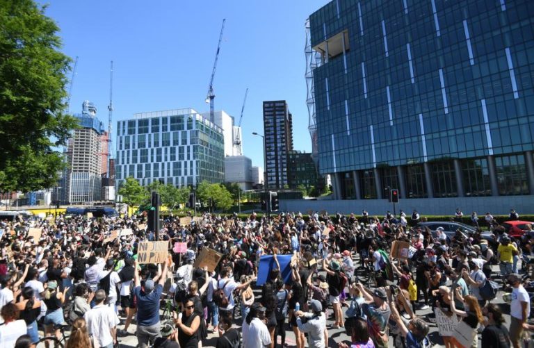 MILHARES DE PESSOAS PROTESTAM EM LONDRES CONTRA VIOLÊNCIA POLICIAL NOS EUA