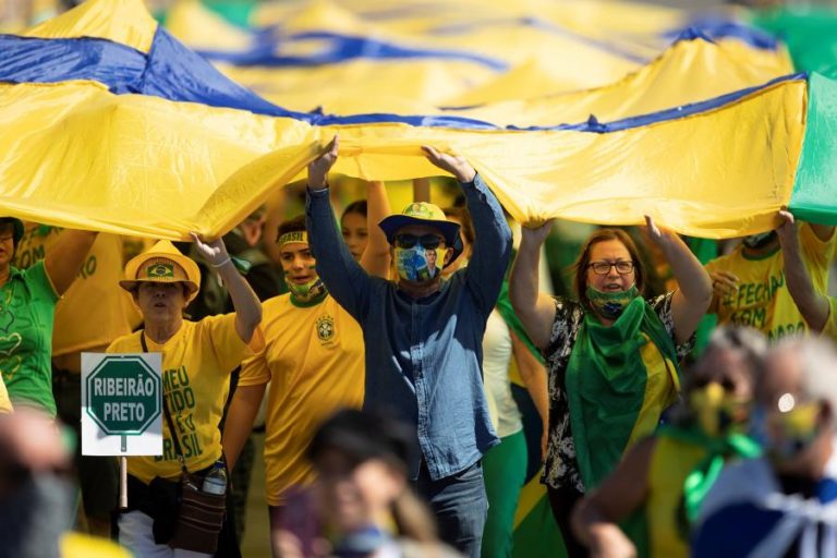 VÁRIAS PESSOAS FERIDAS EM CONFRONTOS ENTRE APOIANTES E CRÍTICOS DO PRESIDENTE DO BRASIL