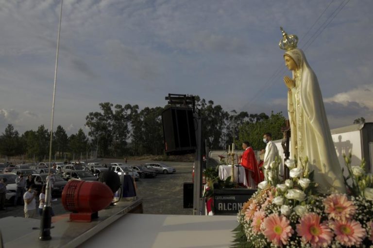 COVID-19: LARGO DE ALCANEDE FOI TRANSFORMADO EM “CATEDRAL” PARA MISSA ACOMPANHADA DENTRO DO CARRO