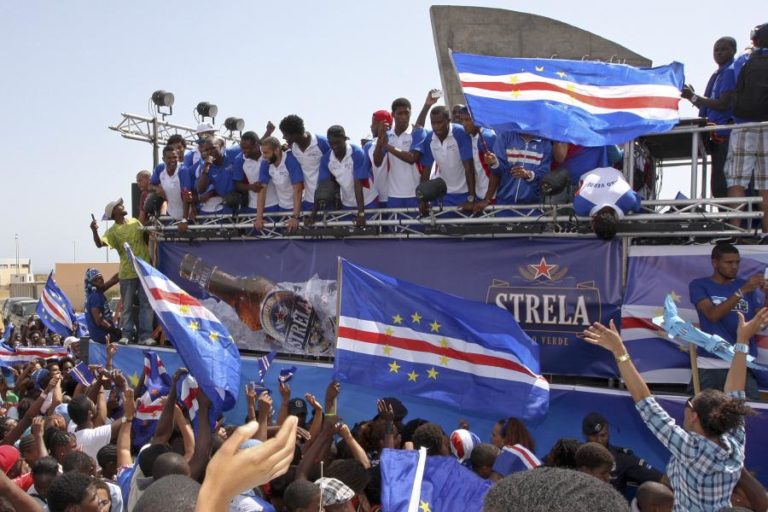 NOVO EQUIPAMENTO DA SELEÇÃO DE CABO VERDE FEITO COM PLÁSTICO RETIRADO DO MAR