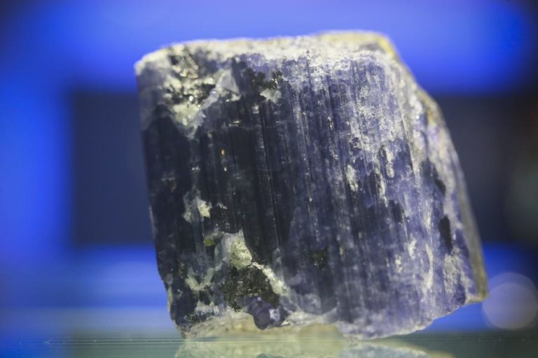 MINEIRO ARTESANAL DA TANZÂNIA TORNA-SE MILIONÁRIO COM DOIS PEDAÇOS DE TANZANITE