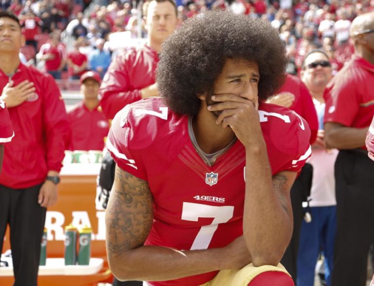 COMISSÁRIO DO FUTEBOL AMERICANO ENCORAJA EQUIPAS A ASSINAREM COM COLIN KAEPERNICK