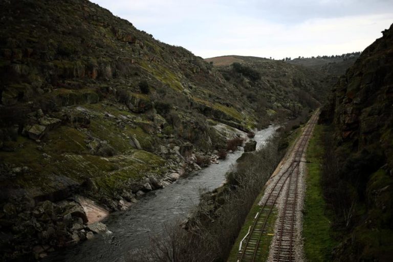 MAIS UM VERÃO SEM COMBOIOS E BARCOS NO VALE DO TUA