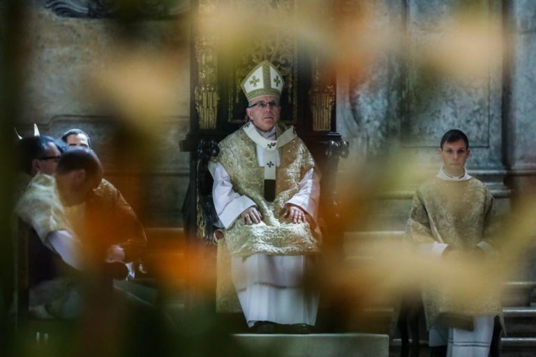 COVID-19: CARDEAL-PATRIARCA DE LISBOA REZA PELAS VÍTIMAS MORTAIS DA PANDEMIA