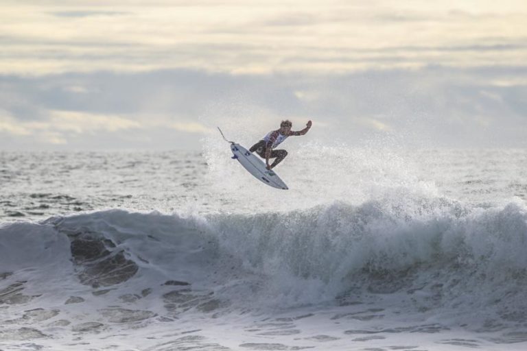 FREDERICO MORAIS REGRESSA À COMPETIÇÃO NA ESTREIA DA LIGA PORTUGUESA DE SURF