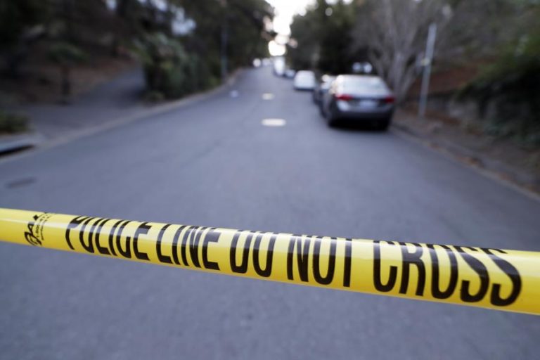 PELO MENOS OITO FERIDOS COM TIRO DE CAÇADEIRA À PORTA DE UM BAR NO TEXAS