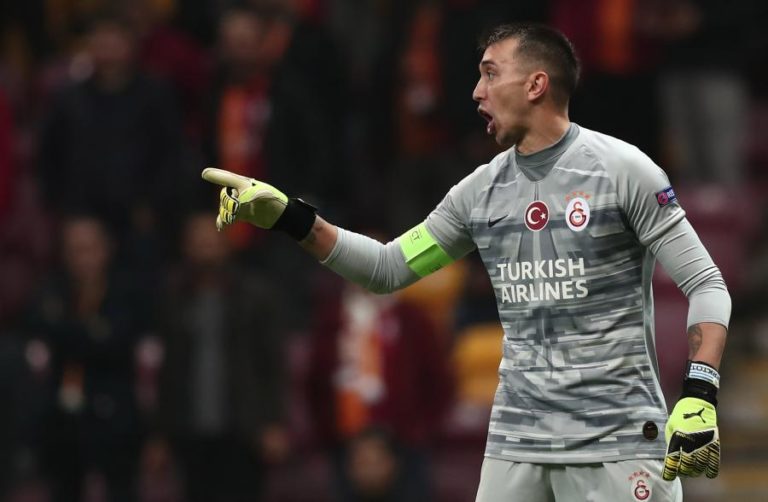 GUARDA-REDES URUGUAIO FERNANDO MUSLERA SOFRE FRATURA DE TÍBIA E PERÓNIO