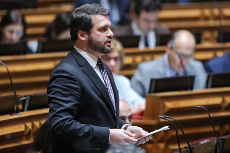 PS SAÚDA PSD POR RECUSAR “LEI COM FOTOGRAFIA” CONTRA NOMEAÇÃO DE CENTENO