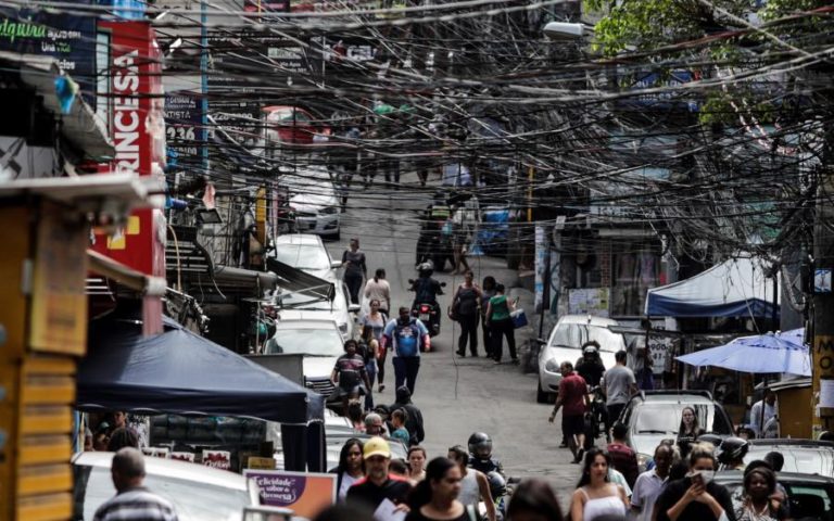 CRIANÇA MORRE ATINGIDA POR TIRO ACIDENTAL NUMA FAVELA NO RIO DE JANEIRO