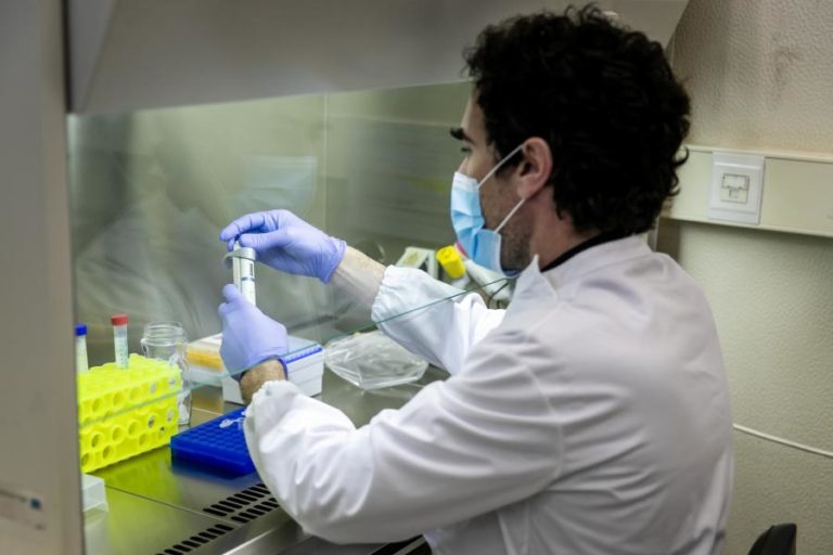 COVID-19: INSA VAI ESTUDAR AMOSTRAS DE DOENTES COM INFEÇÃO “ANORMALMENTE LONGA”