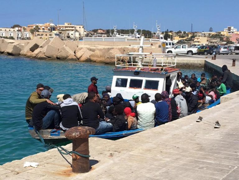 MAIS DE 70 MIGRANTES CHEGARAM NUM DIA À ILHA ITALIANA DE LAMPEDUSA