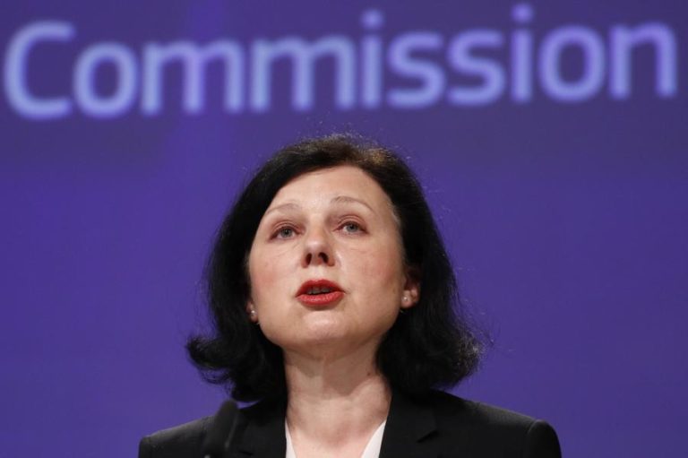 COVID-19: COMISSÃO EUROPEIA DIZ TER “PROVAS SUFICIENTES” DE DESINFORMAÇÃO CHINESA SOBRE SURTO