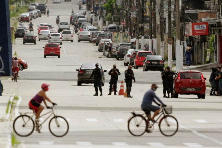 COVID-19: GOVERNADOR BRASILEIRO É ALVO DE OPERAÇÃO CONTRA FRAUDES EM COMPRA DE EQUIPAMENTOS MÉDICOS