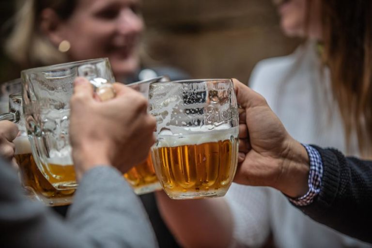 CONSUMO DE ÁLCOOL DE FORMA INTENSIVA EM CRESCIMENTO ENTRE AS RAPARIGAS – ESTUDO