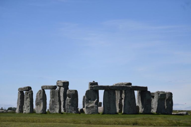 CÍRCULO DE POÇOS PROFUNDOS COM MAIS DE 4 MIL ANOS DESCOBERTO PERTO DE STONEHENGE