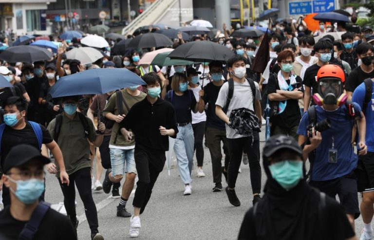 POLÍCIA DE HONG KONG PROÍBE MANIFESTAÇÃO DO 01 DE JULHO INVOCANDO “PERSISTENTE AGITAÇÃO SOCIAL”