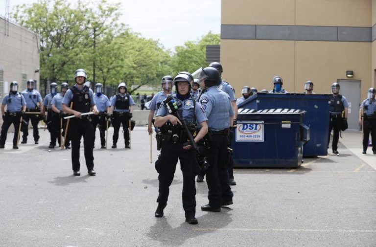 EUA/FLOYD: PROFESSOR UNIVERSITÁRIO DIZ QUE POLÍCIAS SENTEM-SE CERCADOS E ATACADOS