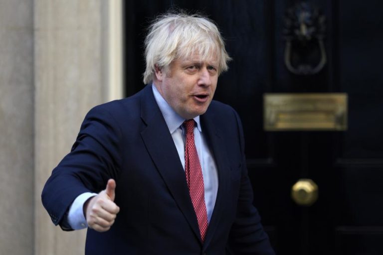 REINO UNIDO PROMETE PASSAPORTE BRITÂNICO A MILLHÕES DE RESIDENTES EM HONG KONG