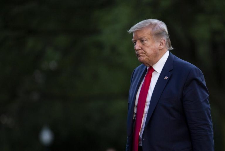 TRUMP DEFENDE-SE NO TWITTER DE VÍDEO ONDE PARECE FISICAMENTE DIMINUÍDO