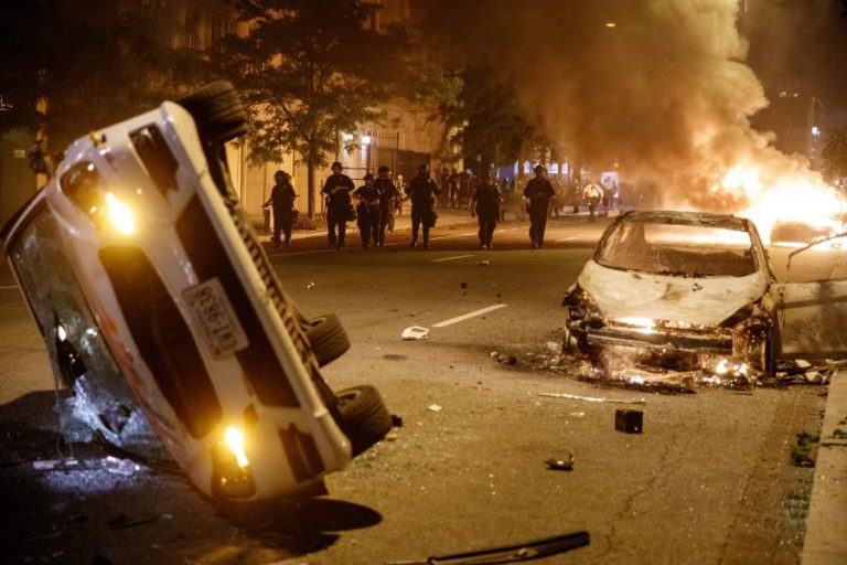 RECOLHER OBRIGATÓRIO EM WASHINGTON AMPLIADO APÓS MAIS UMA NOITE DE PROTESTOS
