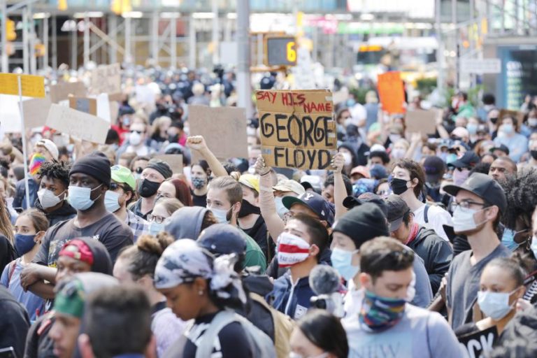 AUTÓPSIA PEDIDA PELA FAMÍLIA REVELA QUE GEORGE FLOYD MORREU DEVIDO A ASFIXIA POR PRESSÃO CONTÍNUA