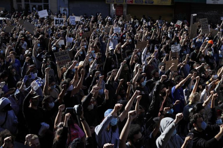 NOVA IORQUE RECEBE ORDENS DE RECOLHER OBRIGATÓRIO PERANTE QUINTO DIA DE PROTESTOS