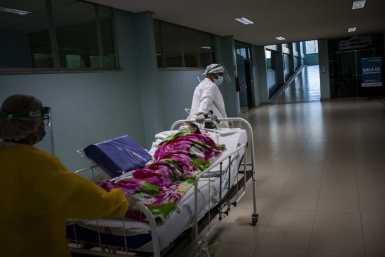 COVID-19: BRASIL VOLTA A REGISTAR MAIS DE MIL MORTES DIÁRIAS E ULTRAPASSA OS 30 MIL ÓBITOS