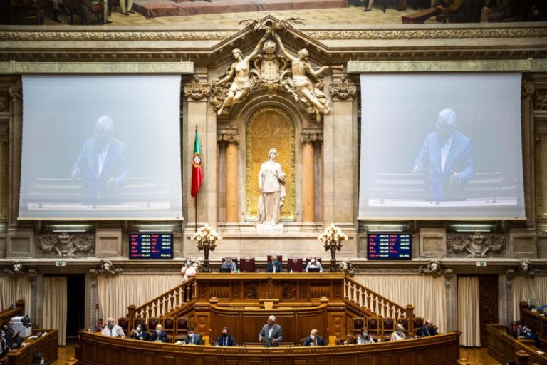 PARLAMENTO VOTA HOJE ALTERAÇÕES AO IRS DOS REFORMADOS QUE RECEBEM PENSÕES COM ATRASO