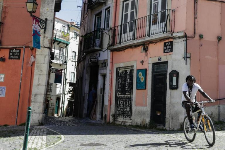 SEM TURISTAS E QUASE SEM MORADORES, ALFAMA ENCHE-SE DE SAUDADE DOS ARRAIAIS