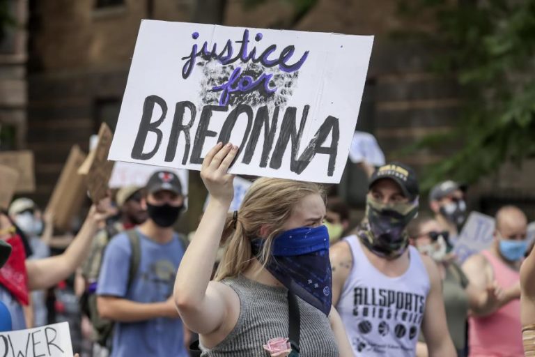 UM MORTO E UM FERIDO EM TIROTEIO DURANTE PROTESTOS CONTRA O RACISMO NOS EUA