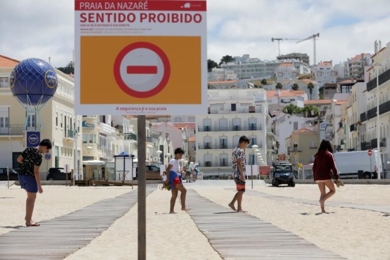 ÉPOCA BALNEAR ARRANCA NA NAZARÉ COM MAIS PESSOAS NA MARGINAL DO QUE NA PRAIA