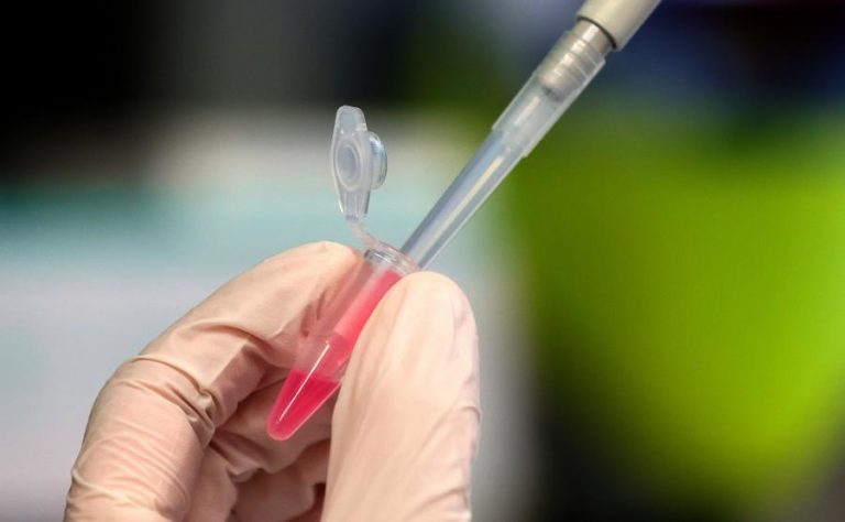 COVID-19: VACINA COM ABORDAGEM INOVADORA INICIA TESTES CLÍNICOS NO REINO UNIDO