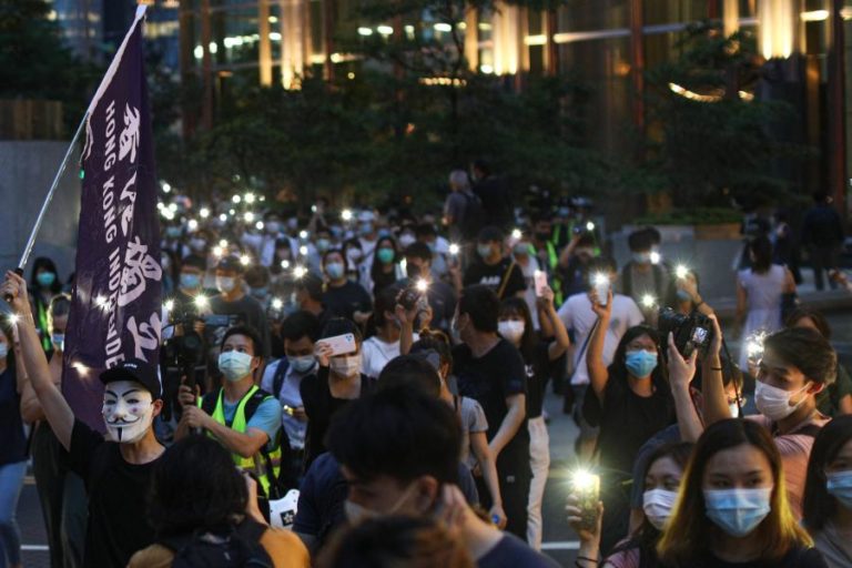 POLÍCIA DE HONG KONG DISPERSOU MANIFESTANTES EM ANIVERSÁRIO DE PROTESTOS
