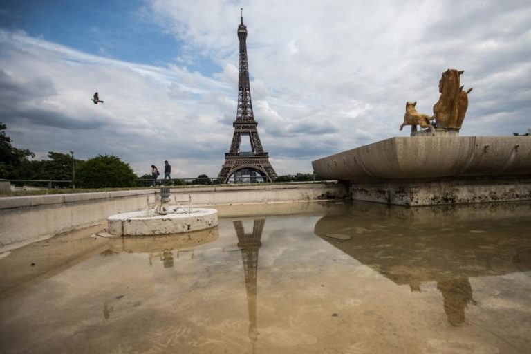 COVID-19: TORRE EIFFEL REABRE PARCIALMENTE AOS TURISTAS APÓS 104 DIAS FECHADA