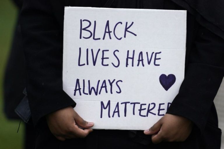 PREMIER LEAGUE APOIA JOGADORES QUE SUBSTITUAM NOME NAS CAMISOLAS  POR ‘SLOGAN’ ‘BLACK LIVES MATTER’