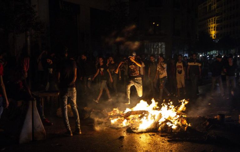 LÍBANO VIVE SEGUNDA NOITE DE PROTESTOS VIOLENTOS DEVIDO A CRISE ECONÓMICA