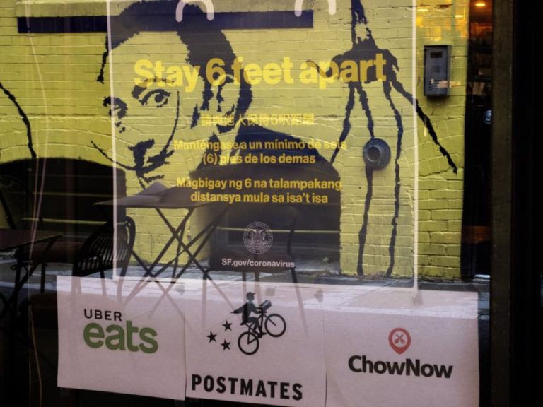 COVID-19: EUA REGISTAM 839  MORTOS NAS ÚLTIMAS 24 HORAS