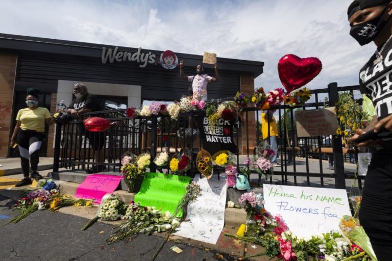 AUTÓPSIA CONFIRMA HOMICÍDIO DE JOVEM NEGRO MORTO A TIRO EM ATLANTA