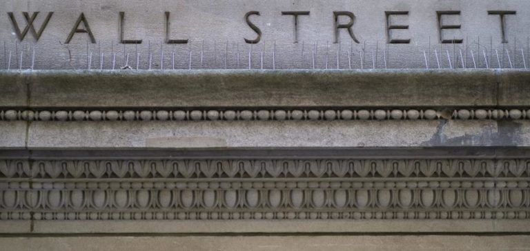 WALL STREET FECHA EM ALTA GRAÇAS À SUBIDA RECORDE DAS VENDAS DO COMÉRCIO RETALHISTA