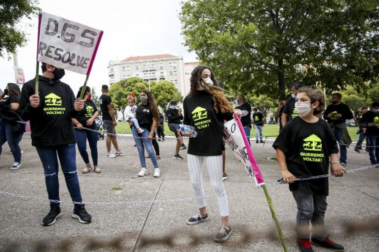 COVID-19: EMPRESÁRIOS DE DIVERSÃO ITINERANTE CONCENTRADOS EM PROTESTO JUNTO À DGS