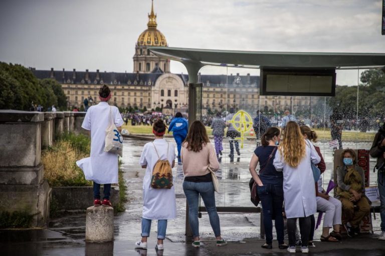 PROFISSIONAIS DE SAÚDE FRANCESES PROTESTAM CONTRA VIOLÊNCIA POLICIAL