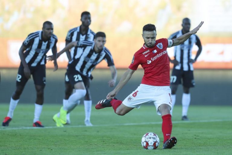 PORTIMONENSE PERMITE EMPATE AO SANTA CLARA E PODE ATRASAR-SE