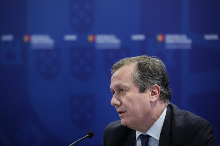 COVID-19: PORTUGAL USA DEXAMETASONA MAS AGUARDA MAIS INFORMAÇÕES DE ESTUDOS