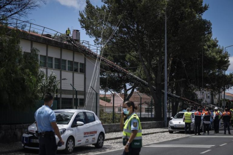 MORREU UM DOS FERIDOS NA QUEDA DE TORRE DE TELECOMUNICAÇÕES EM CASCAIS