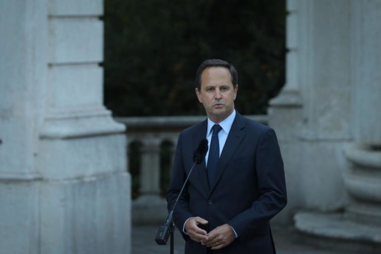 COVID-19: SITUAÇÃO EM LISBOA DEVE-SE A “MÁS CHEFIAS E POUCO EXÉRCITO” – FERNANDO MEDINA