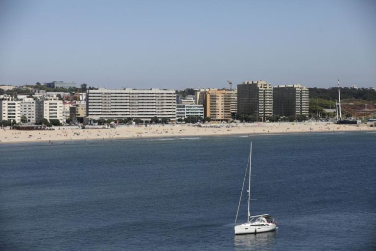 COVID-19: PRAIAS DE MATOSINHOS ENCERRADAS NA NOITE DE SÃO JOÃO PARA EVITAR AGLOMERADOS
