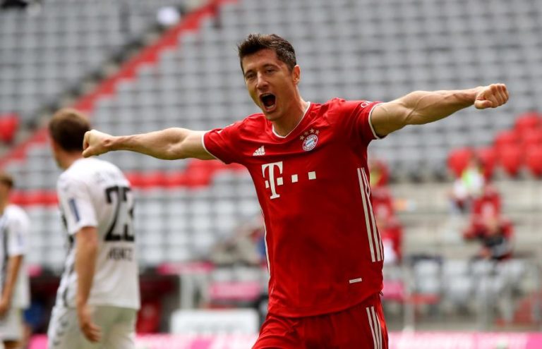 LEWANDOWSKI É O JOGADOR ESTRANGEIRO A MARCAR MAIS GOLOS NUMA ÉPOCA NA BUNDESLIGA