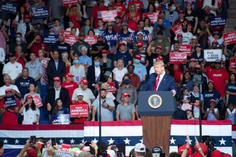 COVID-19: PEDIDO DE TRUMP PARA MENOS TESTES GERA CRÍTICAS DE OPOSITORES