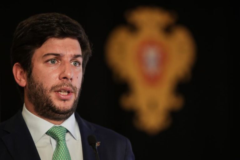 COVID-19: CDS VAI PROPOR ALARGAMENTO DO ‘LAY-OFF’ A SÓCIOS-GERENTES NO ORÇAMENTO SUPLEMENTAR